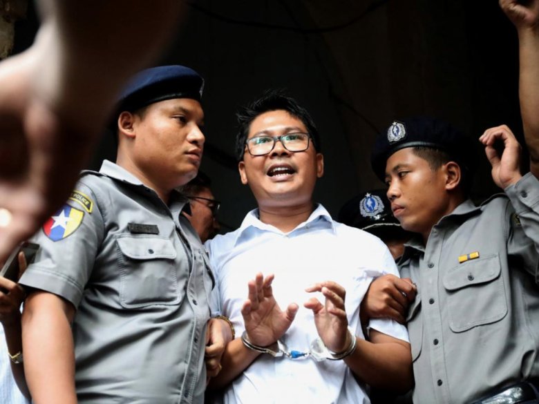 Diluns passat, un jutge de Birmania condemnèt dos jornalistas de Reuters,  Wa Lone e Kyaw Soe Oo, a sèt ans de preson per aver “violat la lei dels secrets oficials”. Sus l'imatge Wa Lone en sortent lo palai de la justícia