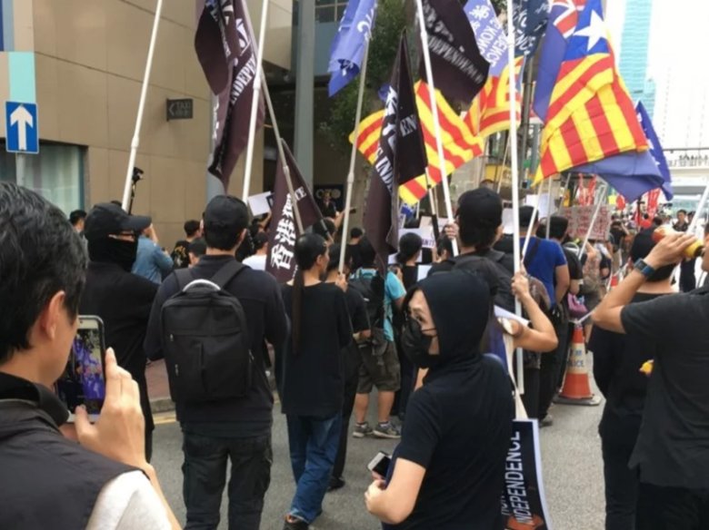 Una setmana après l’illegalizacion dels independentistas, la polícia permetèt pas mostrar de bandeiròlas pro-independéncia dins una manifestacion. Alavètz, brandiguèron de bandièras catalanas esteladas e la polícia sabèt pas cossí reagir