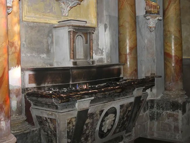 Lo cremament de la grépia provoquèt una odor de fumada qu’alertèt la secretària de la parròquia