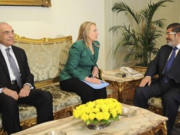 Lo president d'Egipte, Muhammad Mursi, amb la secretària d'Estat dels Estats Units, Hillary Clinton, e lo ministre d'Exteriors egipcian, Muhammad Kamel Amr