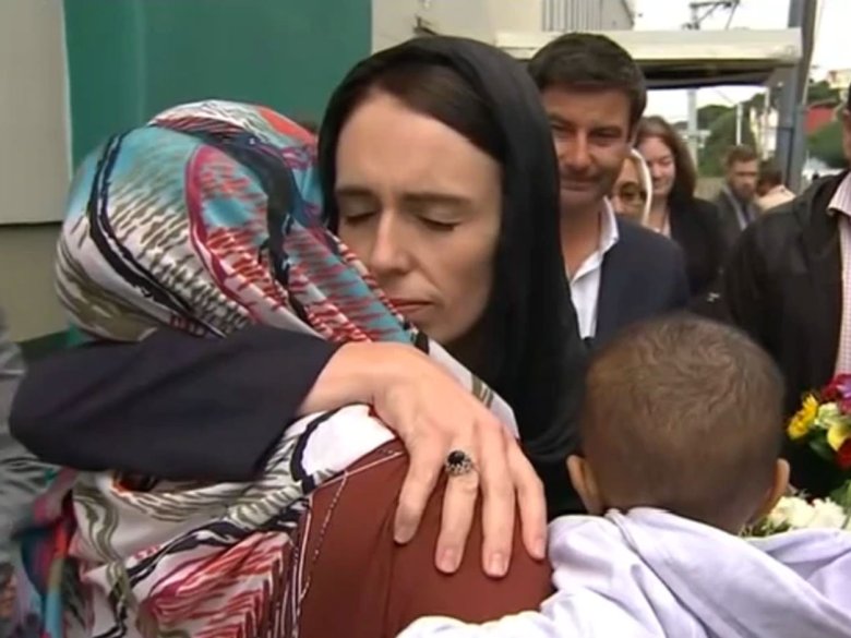 La primièra ministra de la Nòva Zelanda, Jacinda Ardern, a mostrat sa solidaritat amb las victimas de l'atemptat