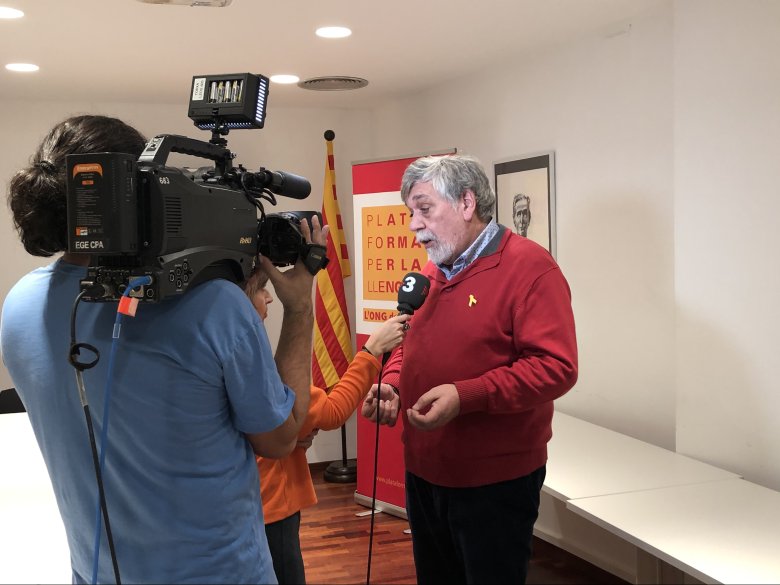 Kris Charlier, un ciutadan bèlga resident en Catalonha, explica a la television de Catalonha qu'a pas pogut prene l’avion per aver parlat en catalan a la Gàrdia Civila