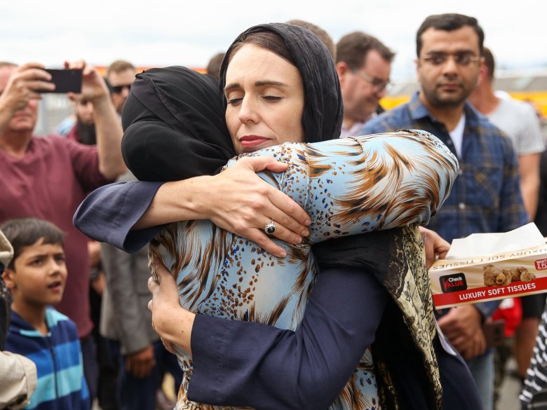 Ela priorizèt, abans tot, de mostrar sa solidaritat amb las victimas, e carguèt un vel per abraçar amb emocion las familhas musulmanas de las victimas