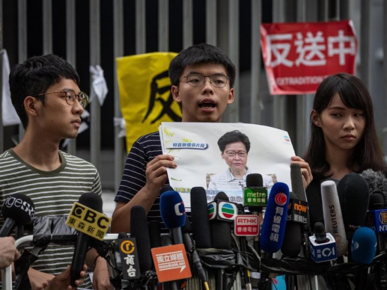 Nathan Law, Joshua Wong e Agnes Chow, tres dels caps democratas, anóncian qu’abandonan la militància, après l’aprobacion de la lei polemica