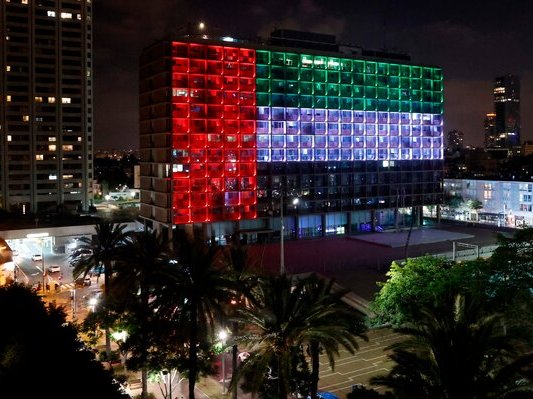 L’ostal de la comuna de Tel Aviv a festejat l’acòrdi en s’illuminant de las colors del drapèl dels Emirats Arabis Units