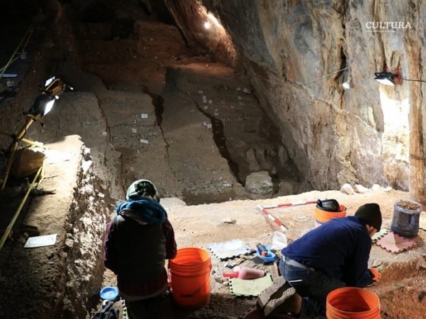Una còla d’arqueològs a descobèrt e confirmat de centenats d’espleches de pèira talhada dins una cauna a Chiquihuita, dins lo nòrd mexican