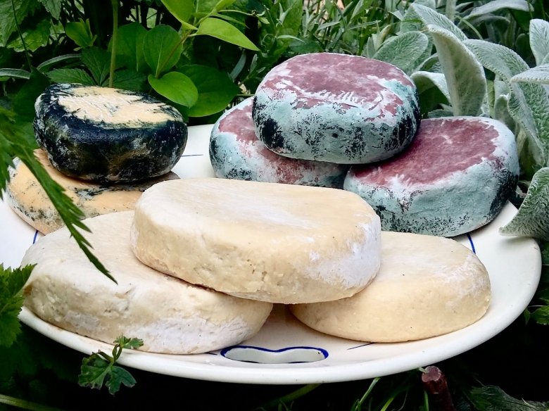 Los formatges ”Roquefortis” e “Végamembert” se fan dins una bòria del Causse de Severac e los vend als mercats de Sant Africa, en Roergue, e tanben a Lodeva, en Bas Lengadòc