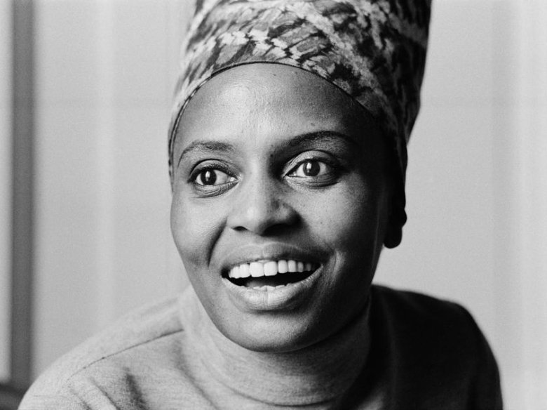 Una andana portarà lo nomde Miriam Makeba, cantadora e militanta sudafricana coneguda coma Mamà Africa