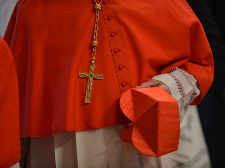 Un cardinal ten sa barreta dins una messa a la basilica Sant Pèire abans lo conclave del 12 de març de 2013 al Vatican