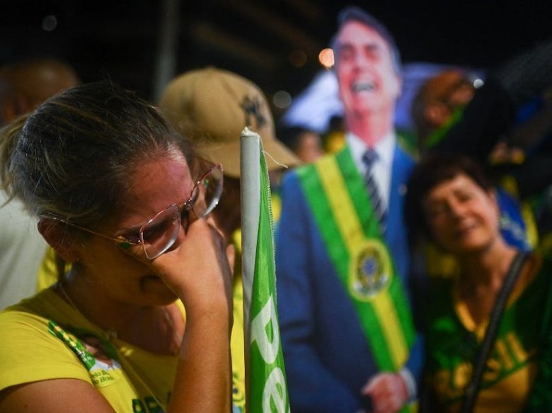 A l’anóncia dels resultats de la presidenciala, una femna se fond en plors pendent una amassada de partisans de Jair Bolsonaro, a Rio de Janeiro, lo 30 d’octòbre de 2022 de ser