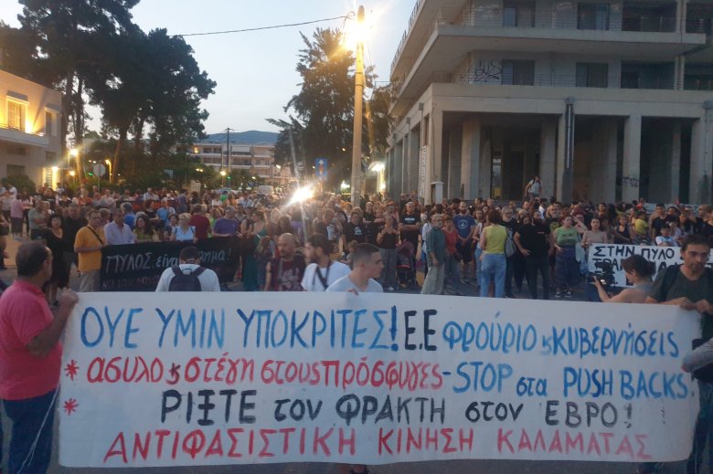 D'antiracistas grècs manifèstan contra las politicas migratòrias de l'UE a Kalamata en seguida d'una de las piègers tragèdias de migrants en Mediterranèa