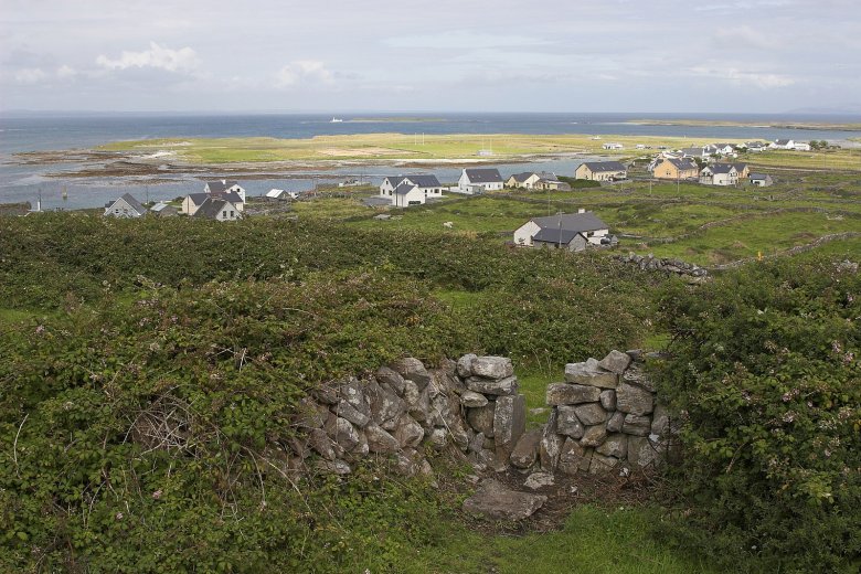 Una d’aquelas illas es Árainn Mhór, la pus granda de l’archipèla de las illas Aran (en gaelic Oileáin Árann). A una populacion de mens de 500 personas, una glèisa, un taxista, un mètge e sièis pubs
