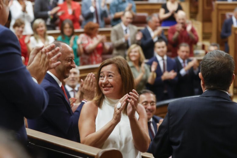 La socialista malhorquina Francina Armengol foguèt elegida presidenta del Congrès dels Deputats en tot manifestar que permetriá d’emplegar totas las lengas oficialas de l’estat dins los debats parlamentaris