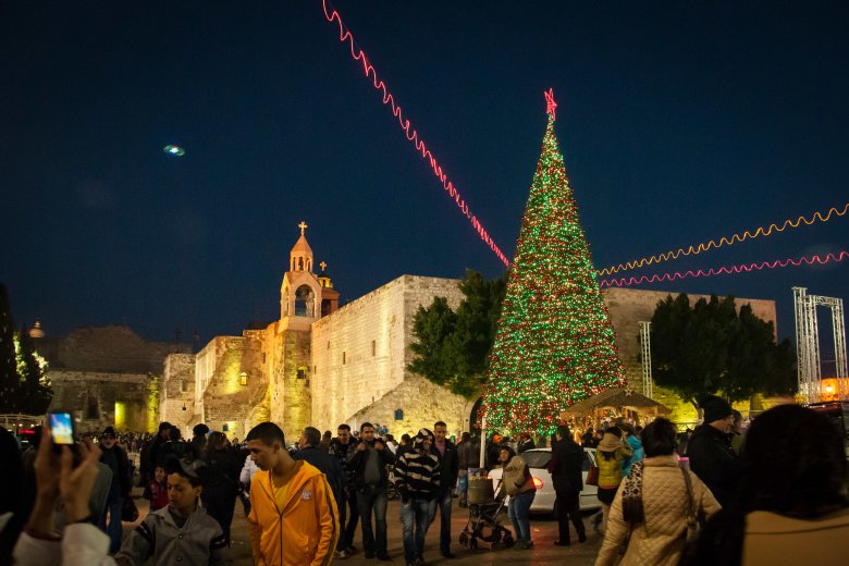 L'arbre de Nadal sus la plaça del Presèp de Betelèm