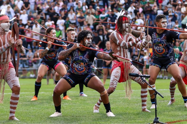 Abans la partida, los Aborigèns desfisan los adversaris