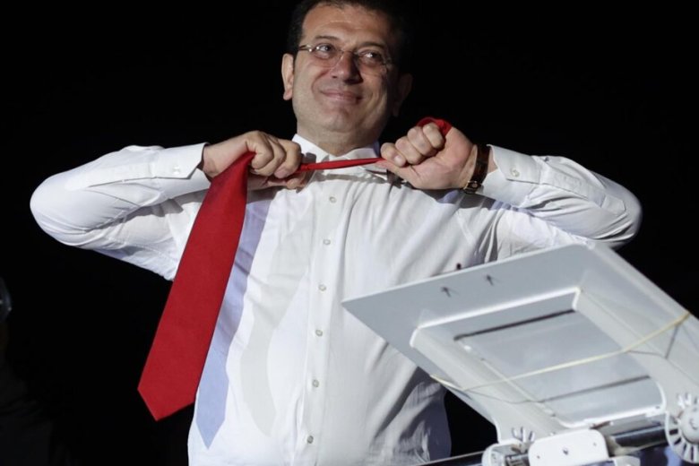 Lo cònol màger d'Istambol, Ekrem İmamoğlu, festeja la victòria