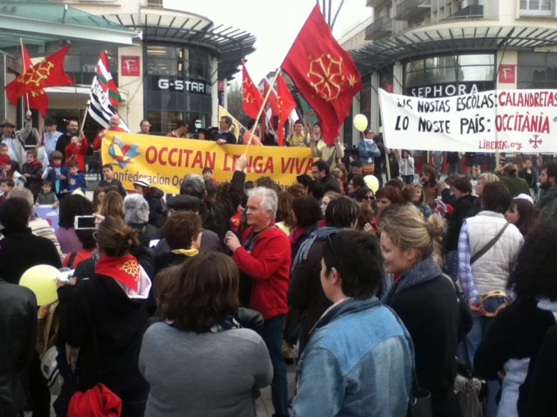 Manifestacion per las escòlas Calandreta a Pau (Bearn) lo 15 de març de 2014