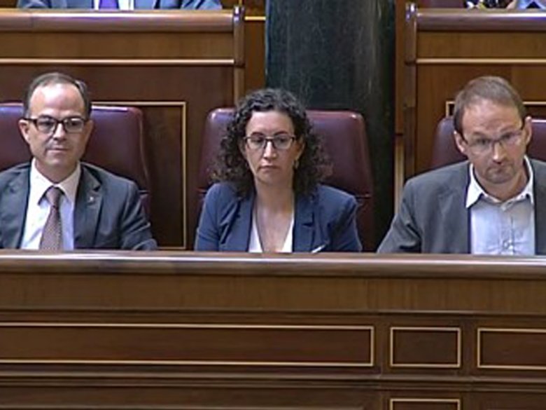 Jordi Turull (CiU), Marta Rovira (ÈRC) e Joan Herrera (ICV-EUiA) son los tres deputats que defendèdon la proposicion al congrès espanhòl