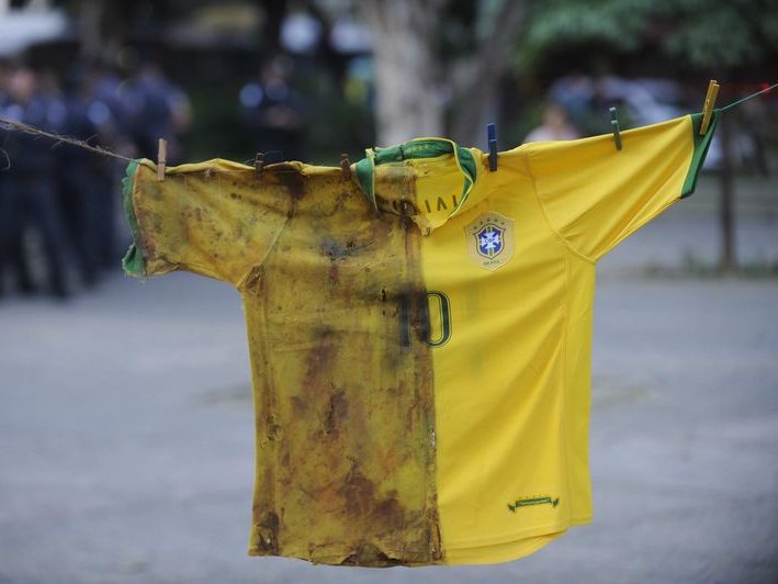Una camiseta de la seleccion brasilièra, venguda una alegoria de las doas caras de la Copa del Mond de fotbòl