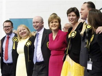 De membres del Partit Nacional Escocés (SNP) amb lor menaira Nicola Sturgeon (en ròse)