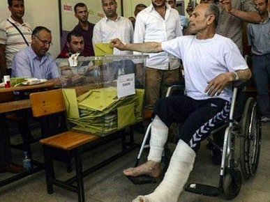 Un dels ferits de l'atemptat contra l'HDP vòta