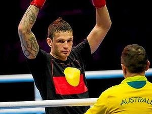 Lo boxador Damien Hooper amb la camiseta amb la bandièra dels aborigèns australians
