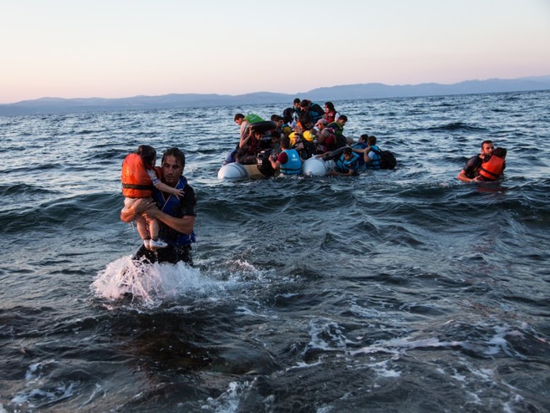 Un grop de refugiats sirians arriban sus l’illa de Lesbos après viatjar sus un radèu conflable despuèi Turquia, pròche Skala Skaminias, en Grècias. 15 de julhet de 2015