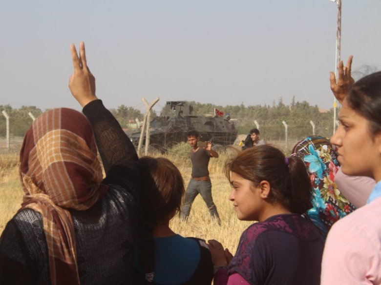 A Kobanê lo mond protestavan contra l'ocupacion militara turca