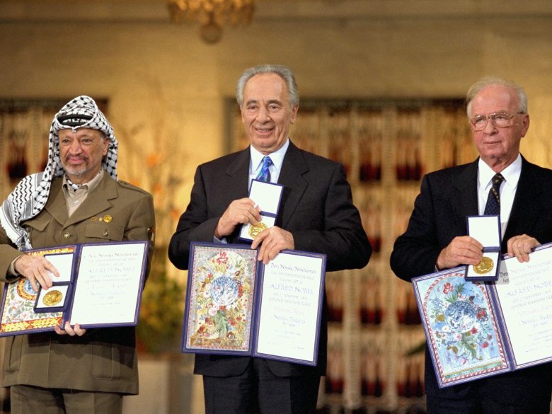 D’esquèrra a drecha, Iassir Arafat, Shimon Peres e Yitzhak Rabin, quand recebèron lo prèmi Nobel de la patz après los acòrdis d’Òslo
