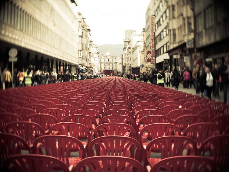 11 541 cadièras vuèjas en memòria a las victimas del sètge de Sarajevo
