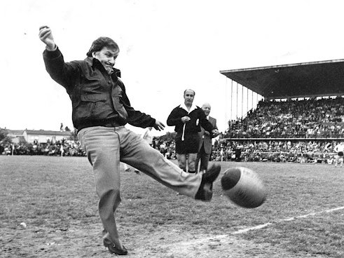  L’artista Pèire Mondy balhèt lo còp de pè d’entama de la finala del campionat de 1977, ASCarcassona-Albi a l’estadi municipal d’Albi
