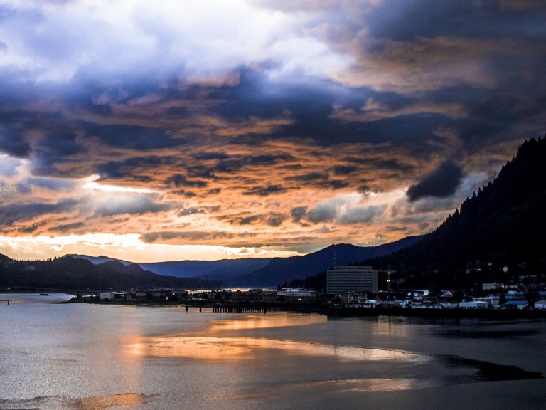 La capitala d’Alaska, nomenada oficialament Juneau, se nomena Dzánti K’ihéeni en lenga tlingit, que vòl dire “basa del riu dels flets”