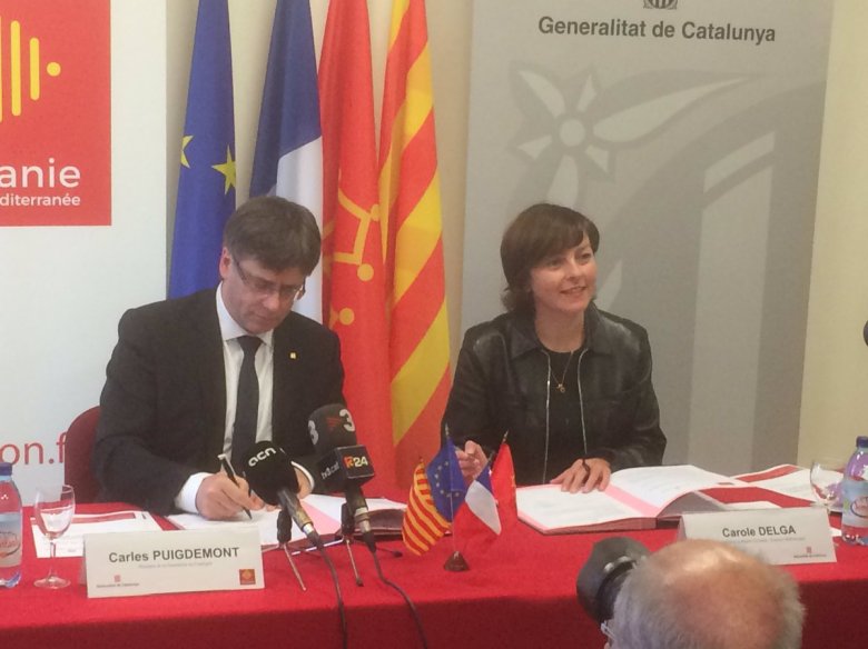 Carole Delga e Carles Puigdemont an signat un acòrdi de cooperacion occitanocatalan que se materializarà l’estiu que ven dins los encastres de l’economia, de la lenga e la cultura de dos territòris occitanocatalans
