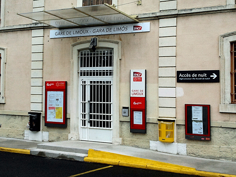 Estacion de trens de Limós (Rasés) - Senhalizacion en occitan. © Terric Lausa