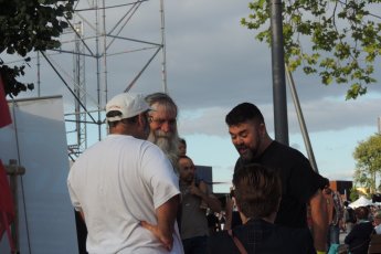 A l’Estivada de Rodés, discussion sus l’espòrt dins lo Jornalet entre Alan Roch e Ferriòl Macip (fotografia: Mirèlha Braç)