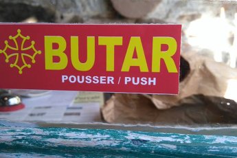 La fotografia de cobèrta del grop de Facebook cèrca de “butar” la societat a prene consciéncia de son patrimòni linguistic e a anar cap als endreits que l'occitan i es pas encara