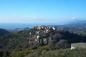 L’estat italian considèra que l’endrech es pas qu’una comuna transalpenca coma las autras, amb son cònsol màger coma las autras