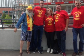 Los sostens de Wigan desiran la victòria catalana e pòrtan la camiseta "Dragon for a day" 