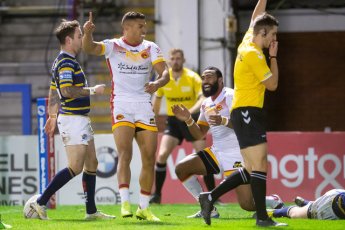 8a minuta: Samisoni Langi ven d’aplatir la palma dins l’en-but de Leeds