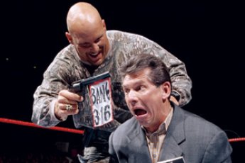 A esquèrra Steve Austin amb Vincent MacMahon a dreita que, en mai d’èsser lo vertadièr president  de  la WWE, jòga sul ring un personatge “heel” qu’es sa pròpri caricatura
