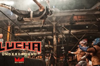 Un reclam  per la promocion “Lucha Underground”. Vèsem Pentagòn Jr se getar dins un “suicide dive” contra Fenix e Drago (a dreita). Pentagòn es un “heel” que vòl se plaçar dintre l’eretatge dòble de l’estil cultural mexican e japonés