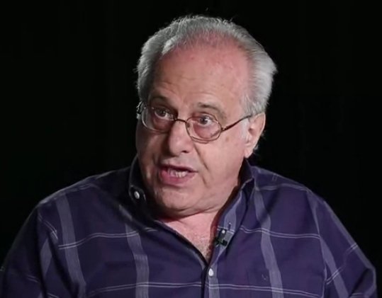 Richard D. Wolff es professor emerit d’Economia de l’Universitat de Massachusetts a Amherst (Estats Units), ont faguèt de corses d’economia entre 1973 e 2008