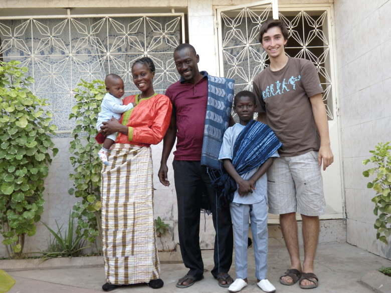 Mos vesins del planpè, la familha Diop amb Patrici al mièg