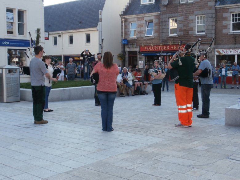 Cornamussaires sus la plaça d'An Gearasdan (Fort William)