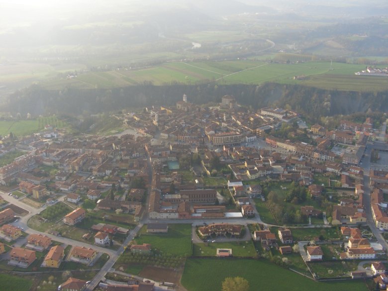 Vila de Carù (en italian Carrù) en Piemont