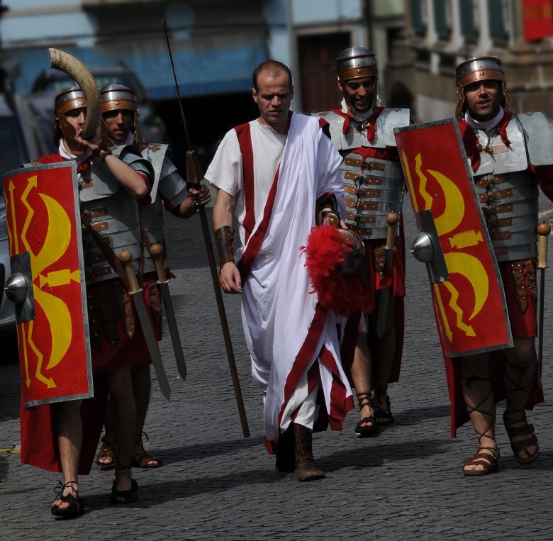 Un actor jòga lo ròtle d'un cònsol roman