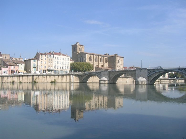 Rumans d’Isèra, en Daufinat. En occitan popular locau que disen Rumans. En occitan ancian que disèvan Romans. En francés oficiau qu’ei Romans-sur-Isère. Lo nom qu’aparegoc a l’Edat Mejana entà senhalar bèra installacion de monges “romans” qui representava