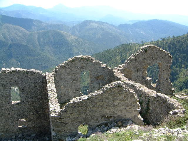 Despí mai de quaranta cinq ans m’interesso a Ròcasparviera e amolono lai nòtas sus aquel vilatge destruch e traslaissat