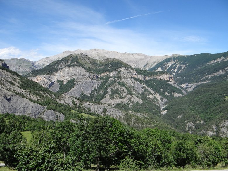 Lo massís dau Mercantor vist despí lo vilatgi de Casternòu d'Entraunas, au primier plan Las Barras dau Conhet e de l'Agla