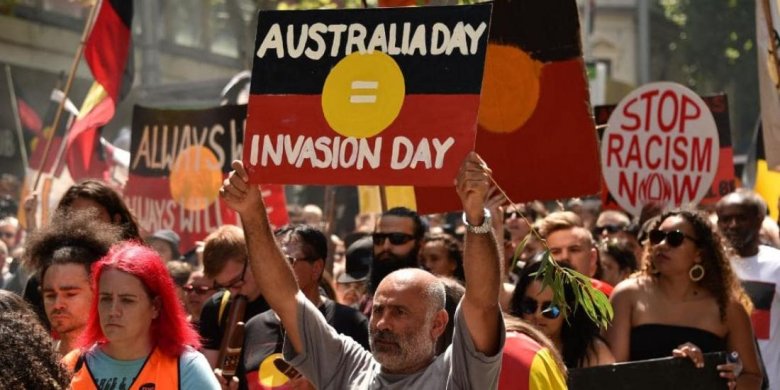 Aquò camina pasmens. Lo 26 de genièr èra la “Jornada d’Austràlia” fèsta nacionala dau jorn de l’arribada dels primièrs colonizaires angleses. Causida plena de fina civilizacion